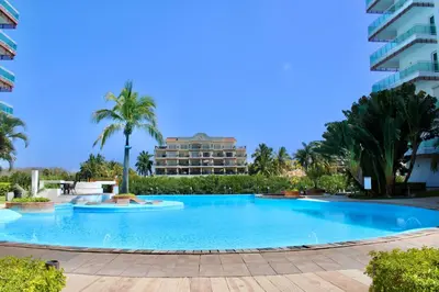 Piscina en o cerca de condominio con una bonita vista del puerto deportivo de G P S rentas