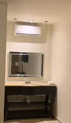 Una televisión o centro de entretenimiento en Hotel Plaza