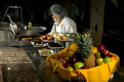 Comida en o cerca de este hotel