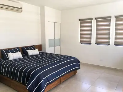 Cama o camas de una habitación en Big House Pool Grill, 4 Bedrooms 12 ppl AC Ocean view TV WIFI
