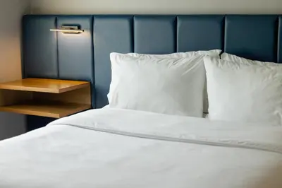 Cama o camas de una habitación en voco Saltillo Suites by IHG