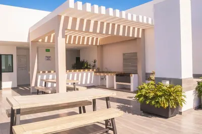Un balcón o terraza de Cómodo con piscina y cerca de la playa by G P S rentas