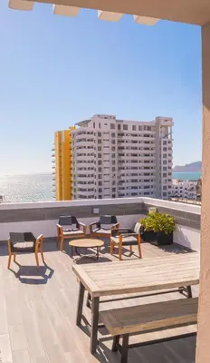 Un balcón o terraza de Cómodo con piscina y cerca de la playa by G P S rentas