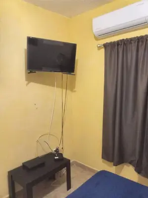 Una televisión o centro de entretenimiento en Casa completa en privada y con cochera