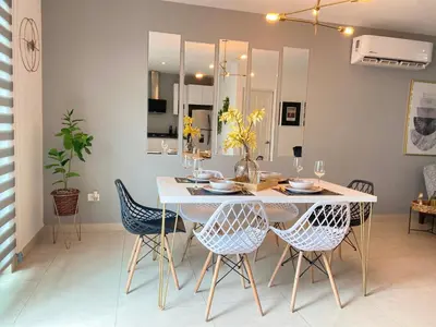 Zona de estar de Casa Mazatlán, alberca, baño y clima en cada habitacion