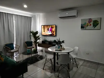 Una televisión o centro de entretenimiento en Hermoso Departamento nuevo con acceso a Alberca