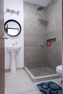 Un baño de Familiar Departamento Cerca de la Playa