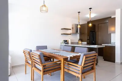 Una cocina o zona de cocina en Familiar Departamento Cerca de la Playa