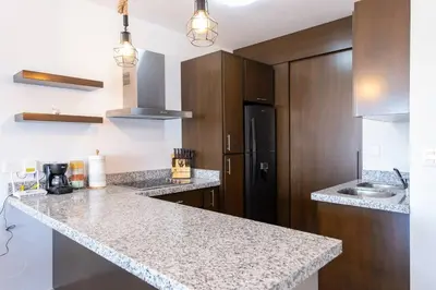 Una cocina o zona de cocina en Familiar Departamento Cerca de la Playa