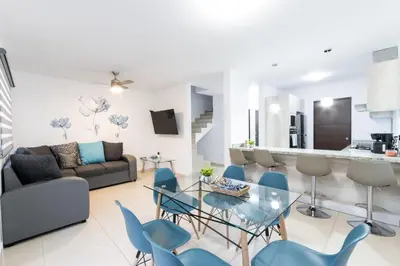 Una televisión o centro de entretenimiento en Casa en residencial para 8 personas cerca de la playa!!