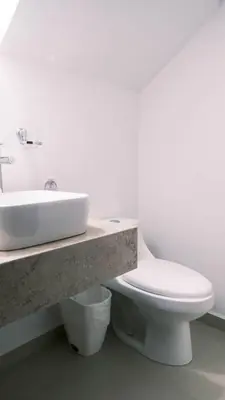 Un baño de Casa con amplia terraza y vista a la alberca!