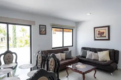 Zona de estar de Agradable casa con terraza y vista a la alberca
