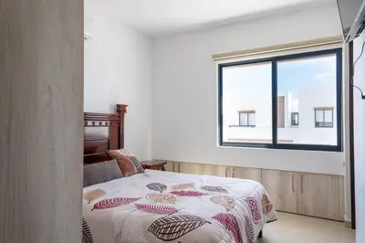 Cama o camas de una habitación en Agradable casa con terraza y vista a la alberca