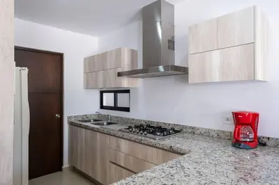 Una cocina o zona de cocina en Agradable casa con terraza y vista a la alberca