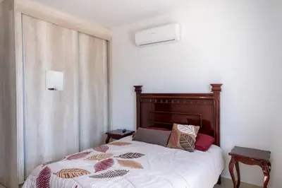 Cama o camas de una habitación en Agradable casa con terraza y vista a la alberca