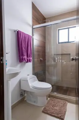 Un baño de Agradable casa con terraza y vista a la alberca