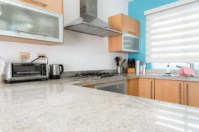 Una cocina o zona de cocina en Surf House! Bonita casa vacacional en excelente ubicación