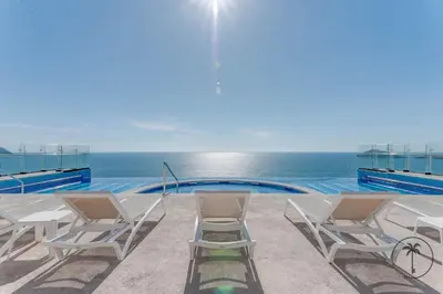 Piscina en o cerca de Hermosa terraza con vista a la laguna!