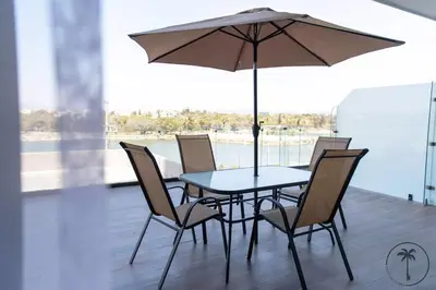 Piscina en o cerca de Hermosa terraza con vista a la laguna!
