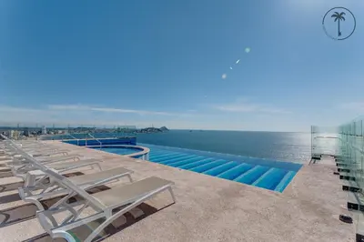 Piscina en o cerca de Moderno condominio con vista al mar!