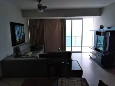 Una televisión o centro de entretenimiento en Beautiful 3 bedroom, fully furnished, on the beach
