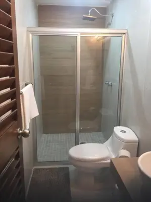Un baño de Apartmento con alberca a 50 mt del mar La Licha