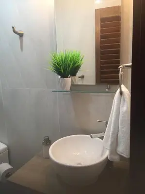 Un baño de Apartmento con alberca a 50 mt del mar La Licha