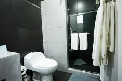 Un baño de Nidah Condominios