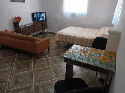 Una televisión o centro de entretenimiento en Los Arcos Terraza Suites - Consulado General de los Estados Unidos USA a cinco minutos