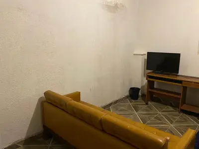 Una televisión o centro de entretenimiento en Los Arcos Terraza Suites - Consulado General de los Estados Unidos USA a cinco minutos