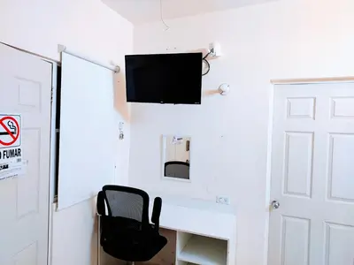 Una televisión o centro de entretenimiento en Departamento 23 centrico , confortable , cerca de galerias mall , vado del rio , Pepsi , consulado, CAS
