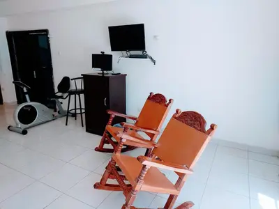 Una televisión o centro de entretenimiento en Departamento 23 centrico , confortable , cerca de galerias mall , vado del rio , Pepsi , consulado, CAS