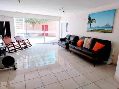 Zona de estar de Loft 25 excelente y comodo, cerca del vado del rio, consulado,CAS, galerias mall , cama queen , cocineta