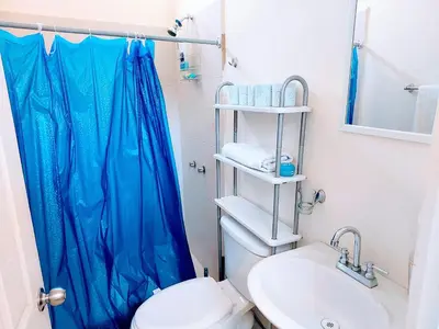 Un baño de Loft 25 excelente y comodo, cerca del vado del rio, consulado,CAS, galerias mall , cama queen , cocineta