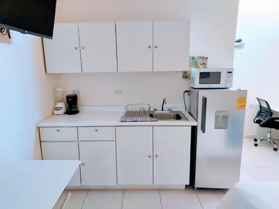 Una cocina o zona de cocina en Loft 25 excelente y comodo, cerca del vado del rio, consulado,CAS, galerias mall , cama queen , cocineta