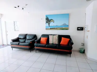 Zona de estar de Departamento 21, cama king, cocineta , cerca del CAS,CIMA, CRIT, centro de gobierno y galerias mall