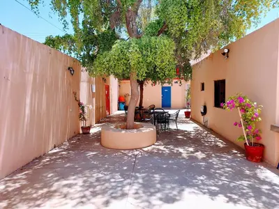 Un patio o zona al aire libre en Departamento 21, cama king, cocineta , cerca del CAS,CIMA, CRIT, centro de gobierno y galerias mall