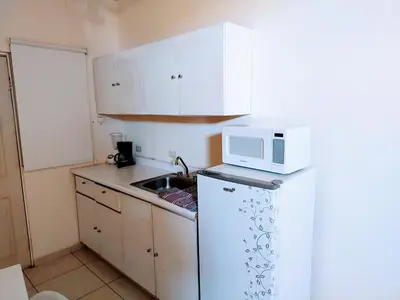 Una cocina o zona de cocina en Departamento 21, cama king, cocineta , cerca del CAS,CIMA, CRIT, centro de gobierno y galerias mall