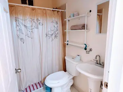 Un baño de Departamento 22,cerca del CAS , CIMA, CRIT, consulado,Galerias mall y centro de gobierno