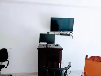 Una televisión o centro de entretenimiento en Departamento 22,cerca del CAS , CIMA, CRIT, consulado,Galerias mall y centro de gobierno