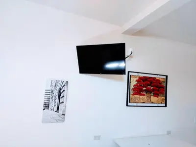 Una televisión o centro de entretenimiento en Departamento 22,cerca del CAS , CIMA, CRIT, consulado,Galerias mall y centro de gobierno