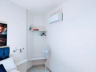 Una televisión o centro de entretenimiento en Departamento 22,cerca del CAS , CIMA, CRIT, consulado,Galerias mall y centro de gobierno
