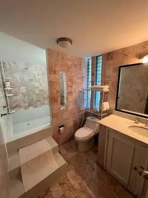 Un baño de Depa Hermoso a 30 metros de la Playa