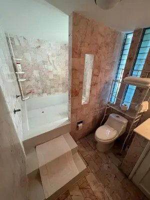 Un baño de Depa Hermoso a 30 metros de la Playa