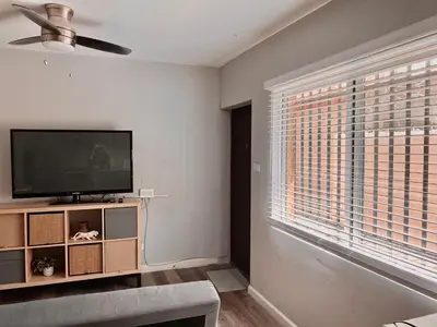 Una televisión o centro de entretenimiento en Acogedor departamento totalmente remodelado, tranquilo y centrico