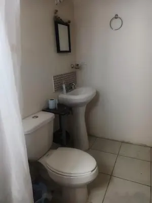 Un baño de Airport Hostel