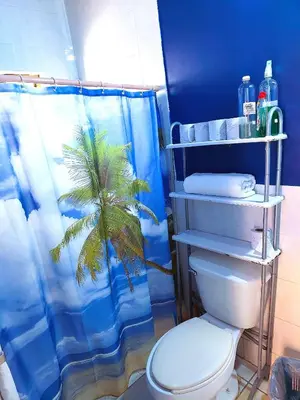 Un baño de Habitacion 11 independiente con mucha privacidad ,cerca del consulado , CAS , a 200 mts del vado del rio