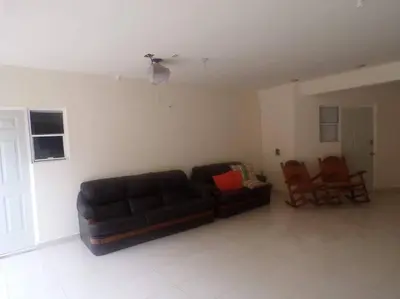 Zona de estar de Habitacion 11 independiente con mucha privacidad ,cerca del consulado , CAS , a 200 mts del vado del rio