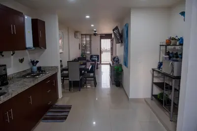 Una cocina o zona de cocina en 2BR-3BA Condo Block from Beach w Rooftop Jacuzzi