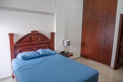 Cama o camas de una habitación en 2BR-3BA Condo Block from Beach w Rooftop Jacuzzi